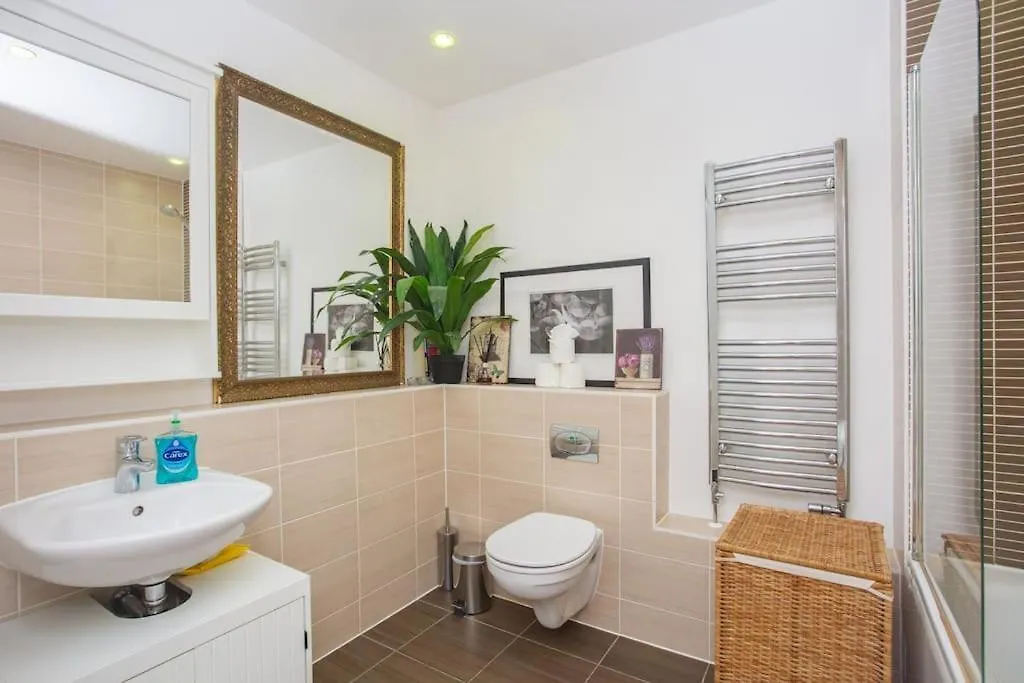 Unique & Welcoming 2Bd Flat In Limehouse Apartment London